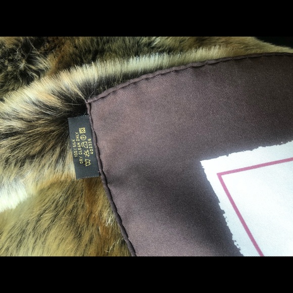 LOUIS VUITTON ABC MONOGRAM SQUARE - Picture 9 of 10